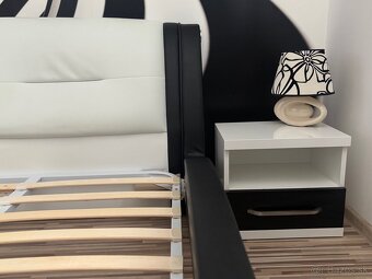 Posteľ, nočné stolíky, nočné lampy - 8