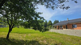 SLNEčNÝ STAVEBNý POZEMOK POD LESOM 1080M2 - 8