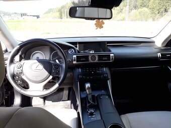 Lexus IS300h - 8