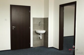 Kancelária 17m2, umývadlo, klíma, pláv. podlaha, zač. Petrža - 8