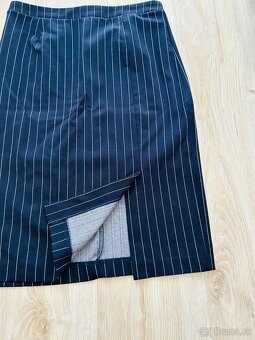 KRÁSNY SUKŇOVÝ KOSTÝM značky RESERVED - 8