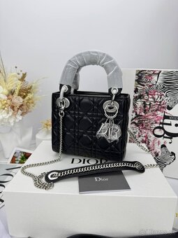 Elegantná čierna mini kabelka so striebornými detailmi - 8