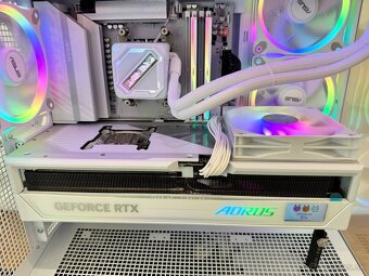 Ryzen 7 9800x3D, RTX 5090 32GB, 64GB RAM DDR5, 2TB SSD M2 - 8