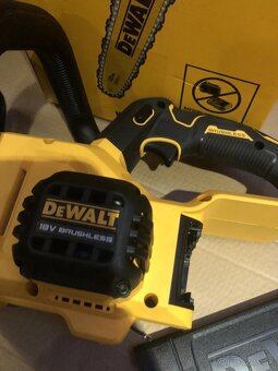 Aku řetězová pila DeWALT DCM565N 
 - 8
