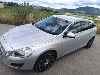 VOLVO V60 Momentum - 8