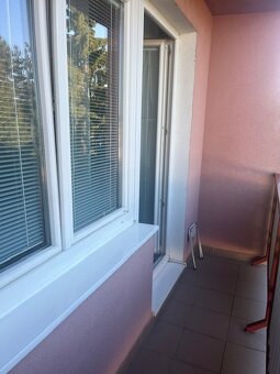 Príjemný dvojizbový byt s dvomi lodžiami - 8
