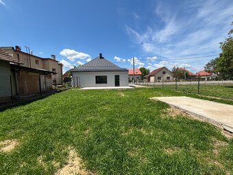 Rodinný dom s krásnym slnečným pozemkom o výmere 950 m2 v Bá - 8