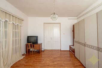 Zaujímavý, čiastočne zrekonštruovaný, rodinný dom v obci Buš - 8