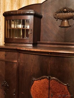 Starožitný príborník a vitrína - 8