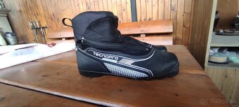 Bežecké lyže Fischer s palicami a s topánkami. - 8