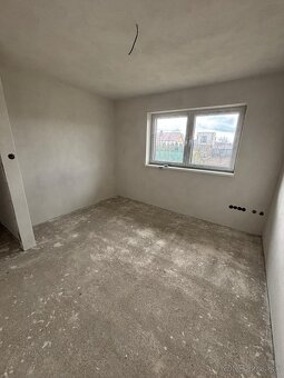 Priestranný bungalov vo vybornej lokalite pri Leviciach - 8