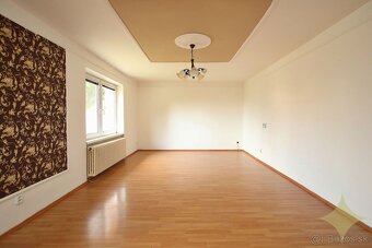 Priestranný rodinný dom s dvomi kúpeľňami  a ovocným sadom v - 8