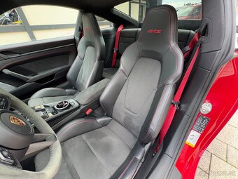 Porsche 911 Carrera 4 GTS - 8