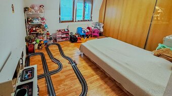 Priestranný rodinný dom v Hornej Strede s veľkým pozemkom - 8