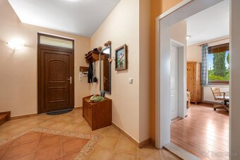 Priestranný 6-izbový rodinný dom s dvojgarážou a krásnou záh - 8