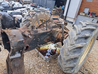 ROZPREDAM TRAKTOR ZETOR 7340TURBO V PREVEDENI JOHN DEERE - 8