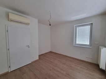 Predám moderne zariadený 3 izbový byt s veľkou terasou - 8