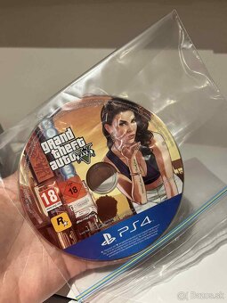 🎮 PlayStation 4 Slim 500 GB – 2 ovládače + nabíjacia stanic - 8