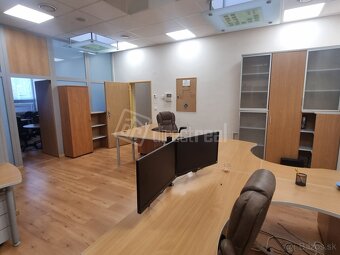 Klimatizovaný priestor s 2 parkovacími miestami na ulic… - 8