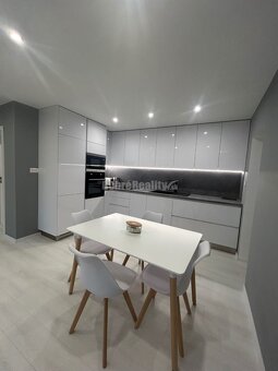 Štýlový rodinný dom z lodných kontajnerov, na predaj. - 8