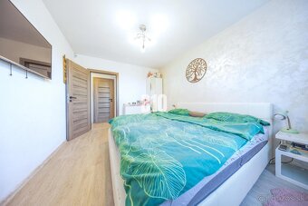 PRIESTRANNÝ 4 IZBOVÝ DVOJDOM V TICHOM PROSTREDÍ SLEPEJ ULICE - 8