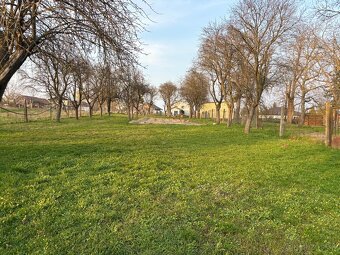 Na predaj: Rodinný dom s veľkým pozemkom a garážou – Veľaty - 8