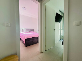 Chorvátsko-Trojizbový apartmán s veľkou terasou blízko pláže - 8