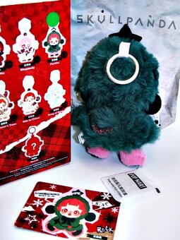č.1 🐼POP MART SKULLPANDA plyšová panenka , přívěsek PARTITA - 8