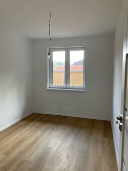 Štýlová novostavba 3-izbového bytu s terasou v obci Banka, l - 8