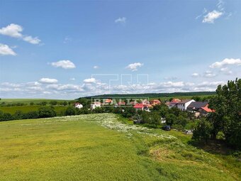 Veľký rovinatý pozemok v Uníne – 4877 m2 priestoru pre... - 8