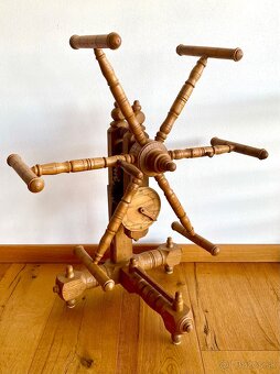 Starý dřevěný navíječ příze (motovidlo) - 8