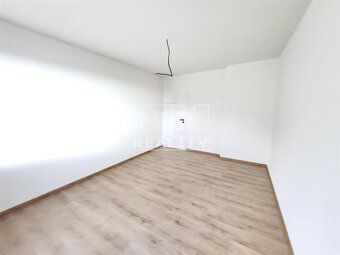 Predám 4-izbový byt s balkónom a garážou, novostavba,... - 8