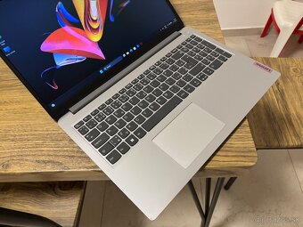 Lenovo/Notebook/8GB RAM/256GB NVMe SSD/AMD Radeon HD 2GB - 8