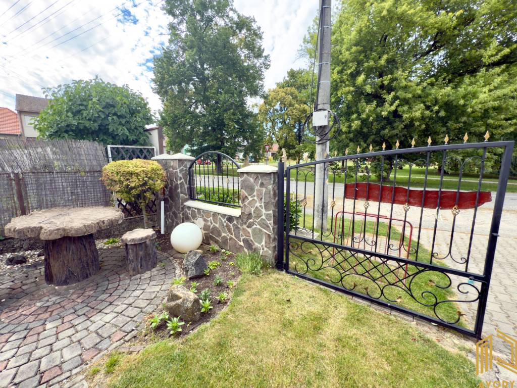 DOM S BYTOM (BÝVALÁ PREDAJŃA), POZEMOK 400m2, KOVÁLOV - 9