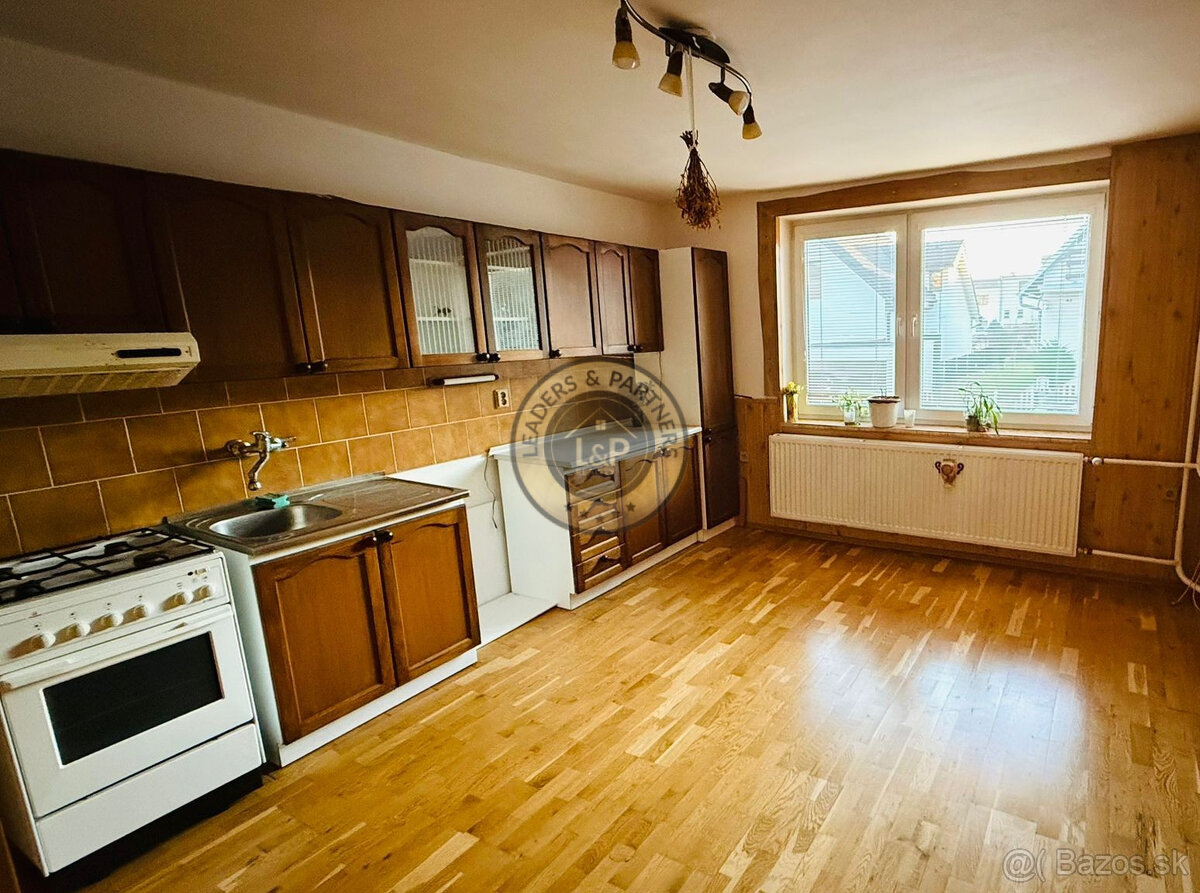 NA PREDAJ - Priestranný 6 izbový dom s garážou v Sabinove - 9