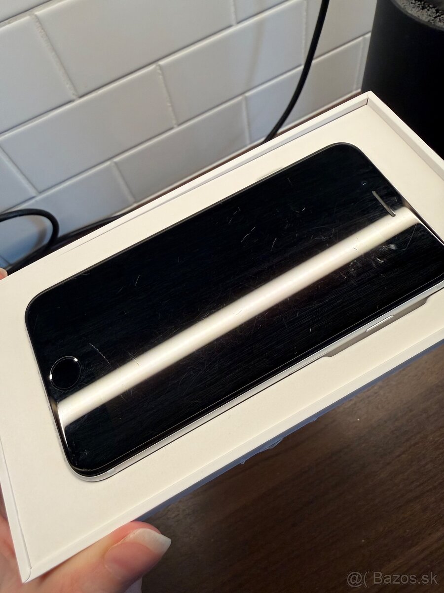 iPhone SE 2020 64GB - 9