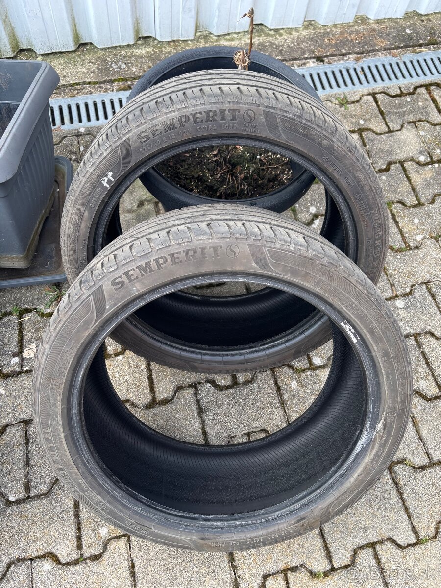 Predám 225/40r18 92y - 9