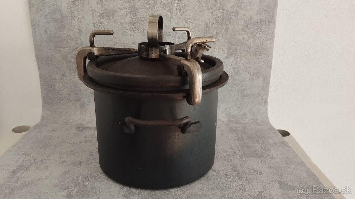 Velmi starý tlakový hrnec tz.tlakáč D.R.G.M - 9