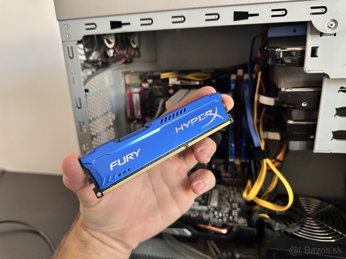 Pc zostava s monitorom a reproduktormi - 9