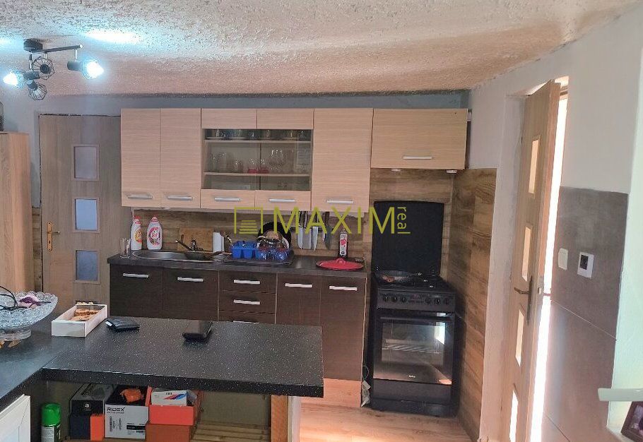 Ponúkam na predaj rodinný dom v obci Ružindol, vhodný na pok - 9