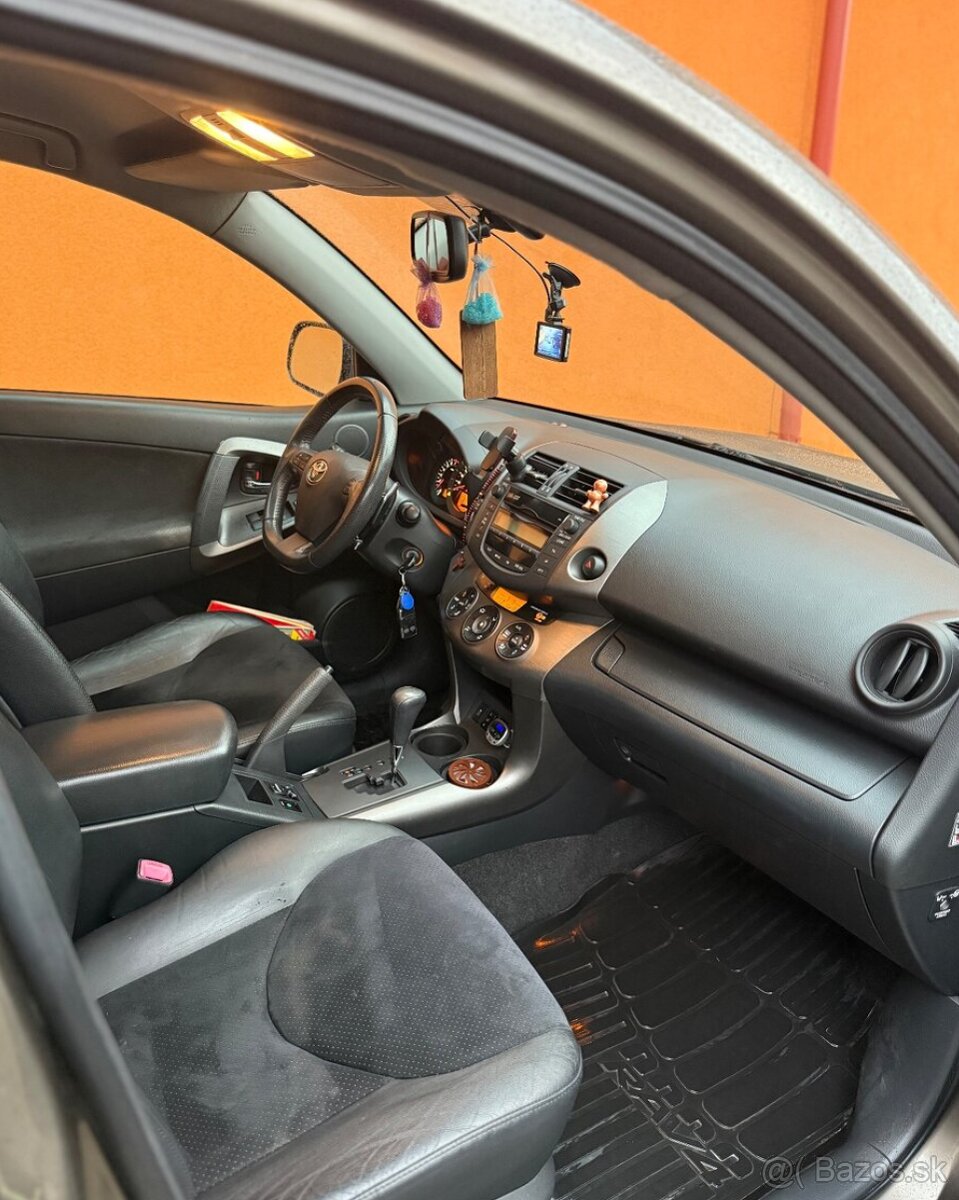 Rav4 Toyota benzín,automat,4x4,Isofix - 9