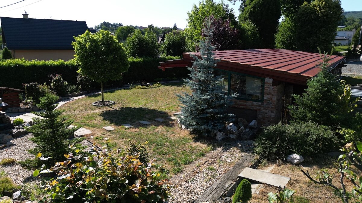 Veľký stavebný pozemok s domom, záhradným domom a kaplnkou - 9