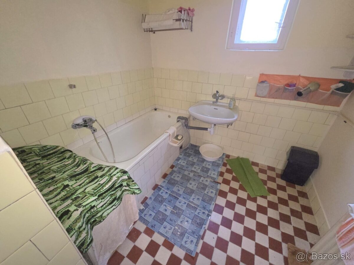 PREDAJ poschodový dom v obci Pastovce s pekným pozemkom - 9