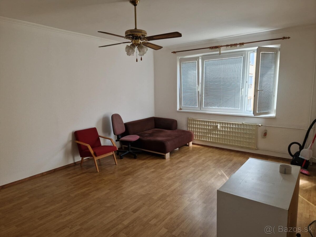 Na predaj priestranný 1 izbový byt s loggiou v obci Kanianka - 9