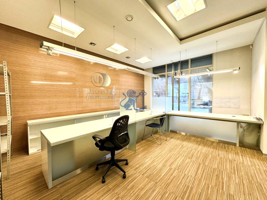 Obchodno- kancelársky priestor s výkladom na Nám. slobody - 9