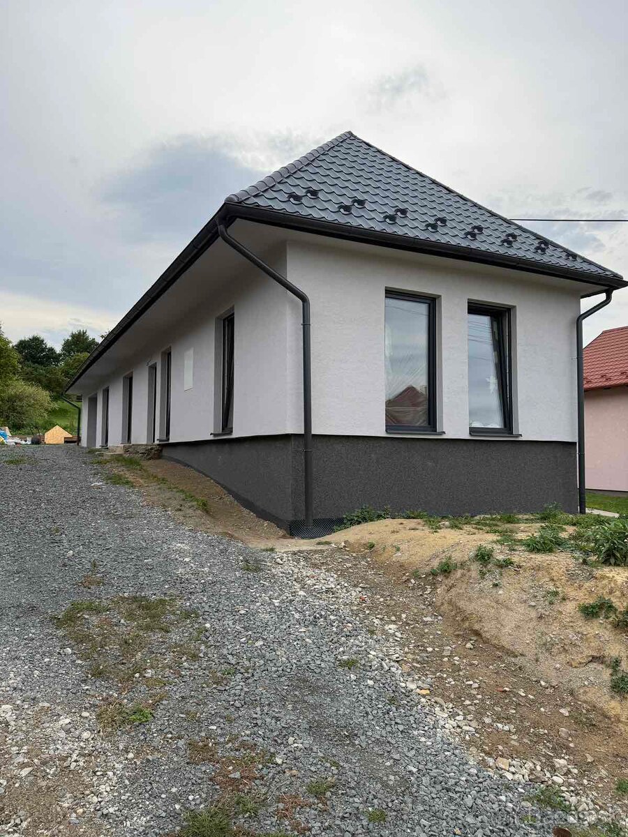 Rodinný dom s veľkým pozemkom a garážou v obci Medzany - 9