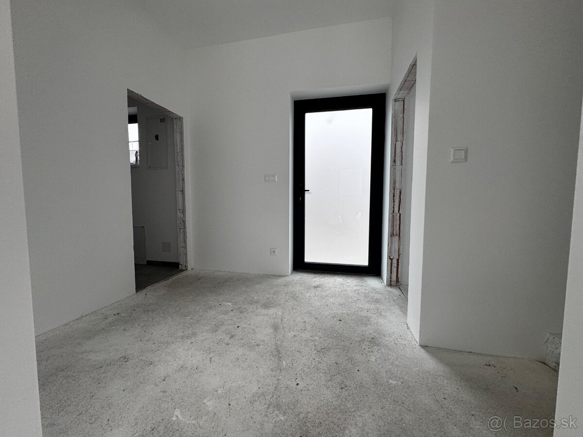 5i dom | pozemok 417m2 | 2x parking - 9