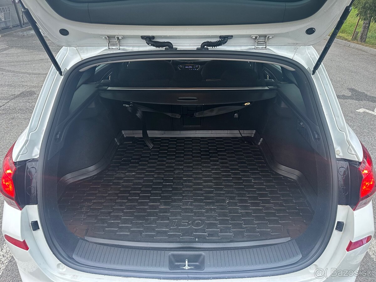 Hyundai i30 CW AUTOMAT 1.6 CRDi 85kw Family SR vozidlo - 9