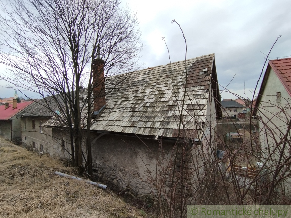 Rozľahlý pozemok so starším domom v Hornej Štubni (2714 m² - 9
