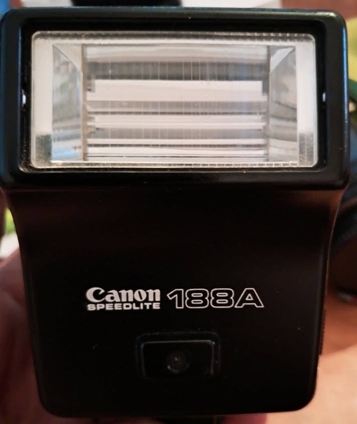 Canon AE-1 s príslušenstvom - 9